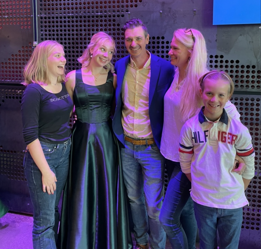 Valmentajat Katariina Räike ja Ville Raike perheensä kanssa.