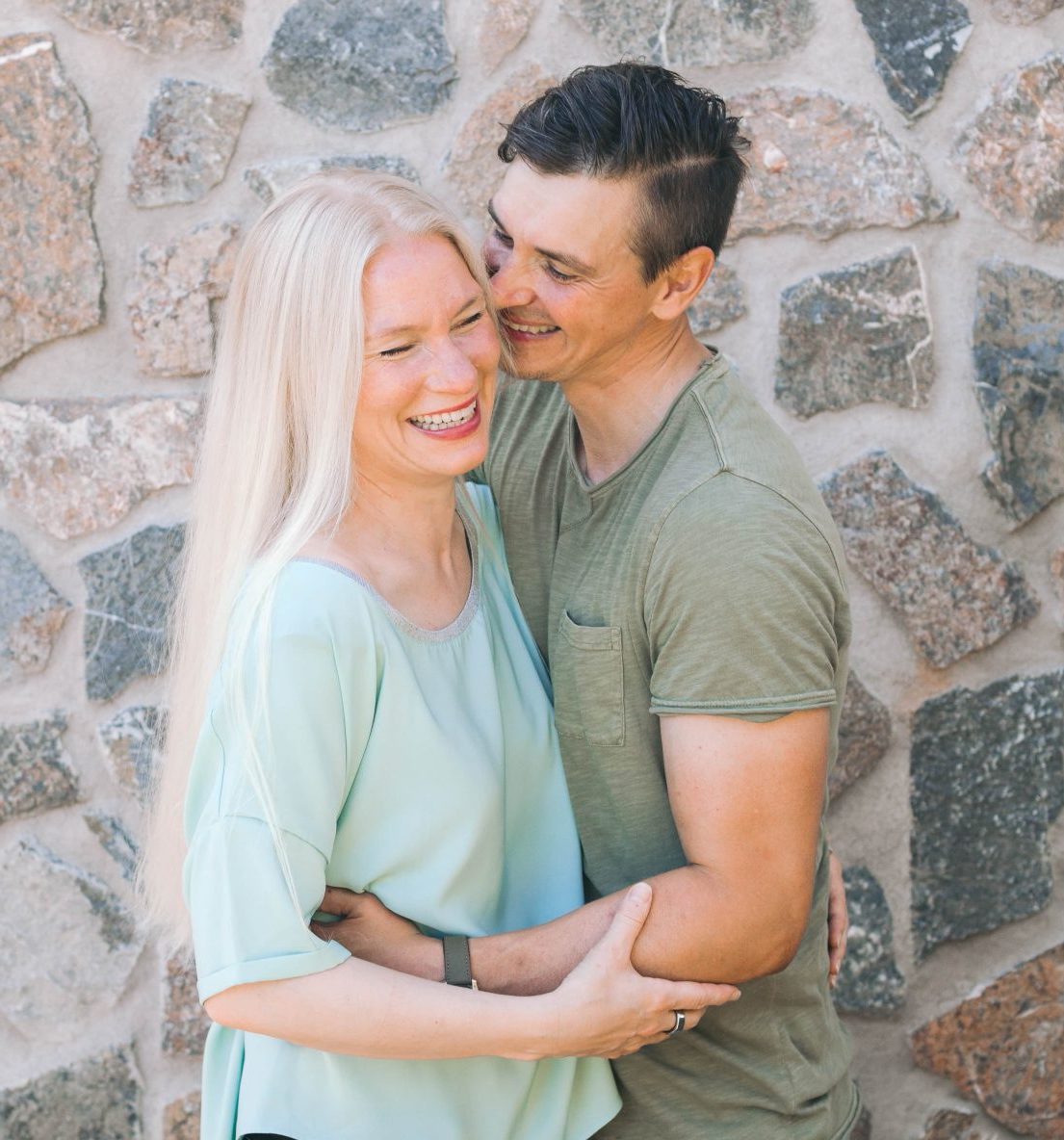 pariterapia terapeutti Ville Räike ja Katariina Räike lähekkäin toisiaan